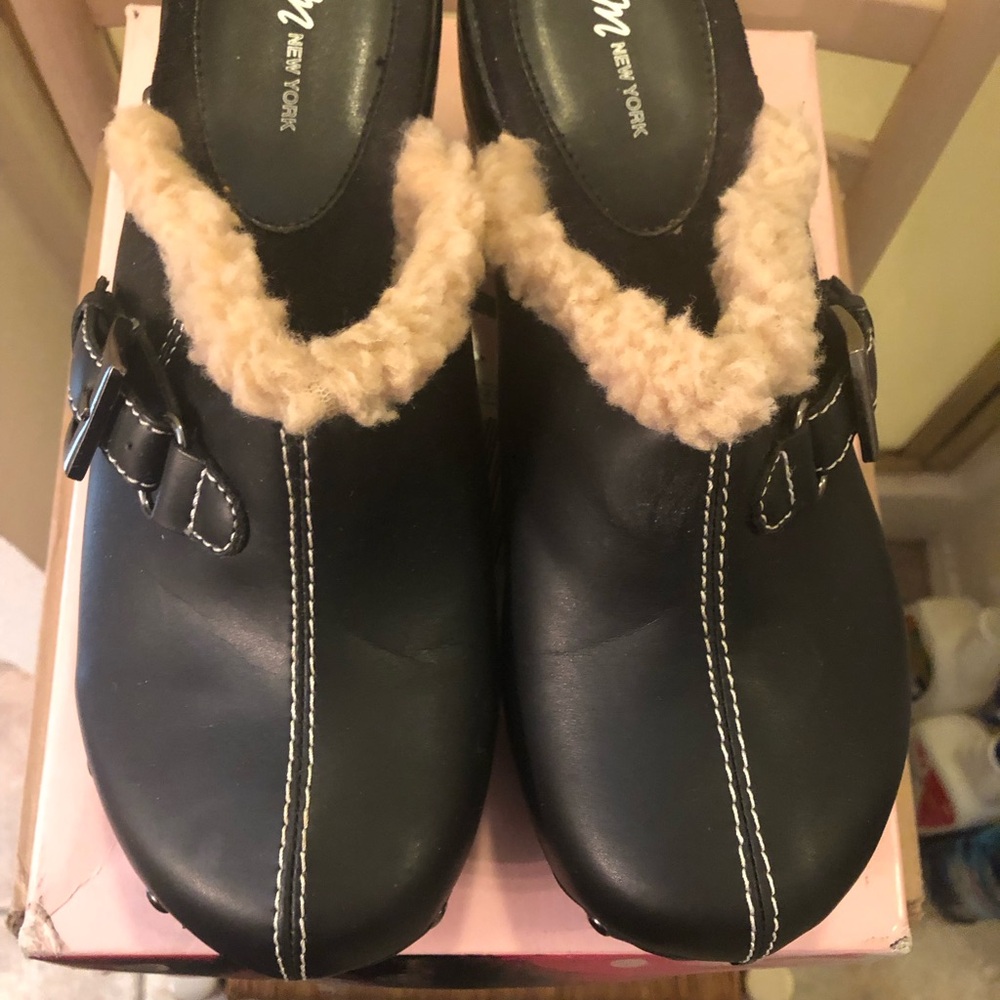 SM New York Black Clog Mules with Cream Faux-Shearling Trim Sz 10